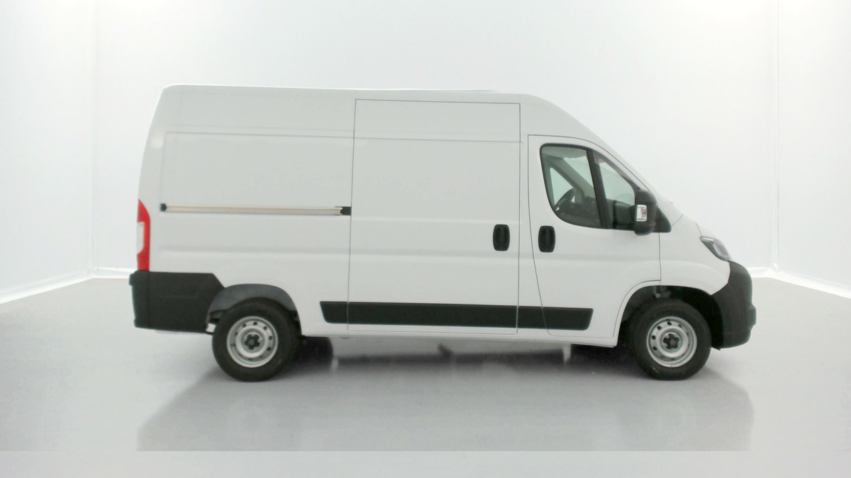 Peugeot Boxer L2H2 3.3 2.2 BlueHDi 140 chevaux | 26100 euros HT | Aide au stationnement arrière
