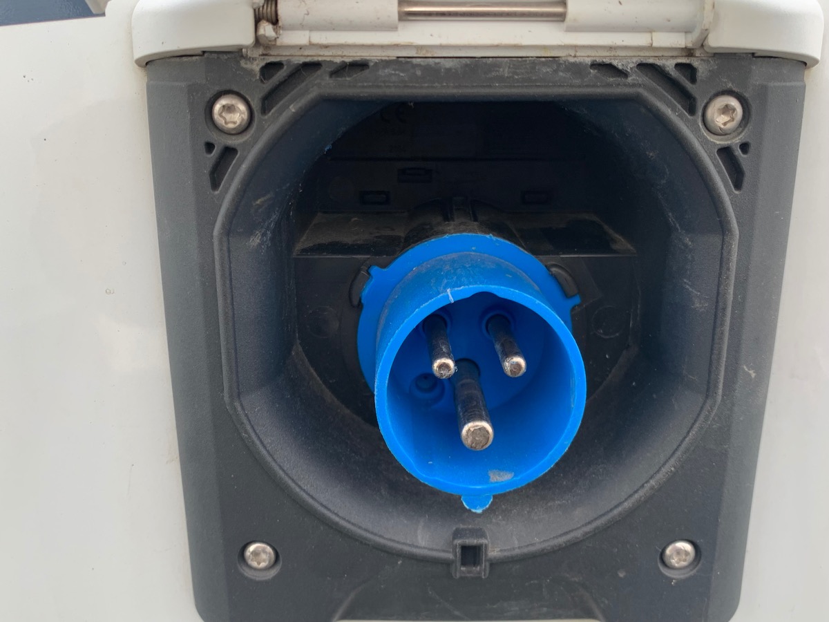 Capron A 140 ch | CAMERA DE RECUL |  LITS SUPPERPOSES | STORE EXTERIEUR | Climatisation manuelle