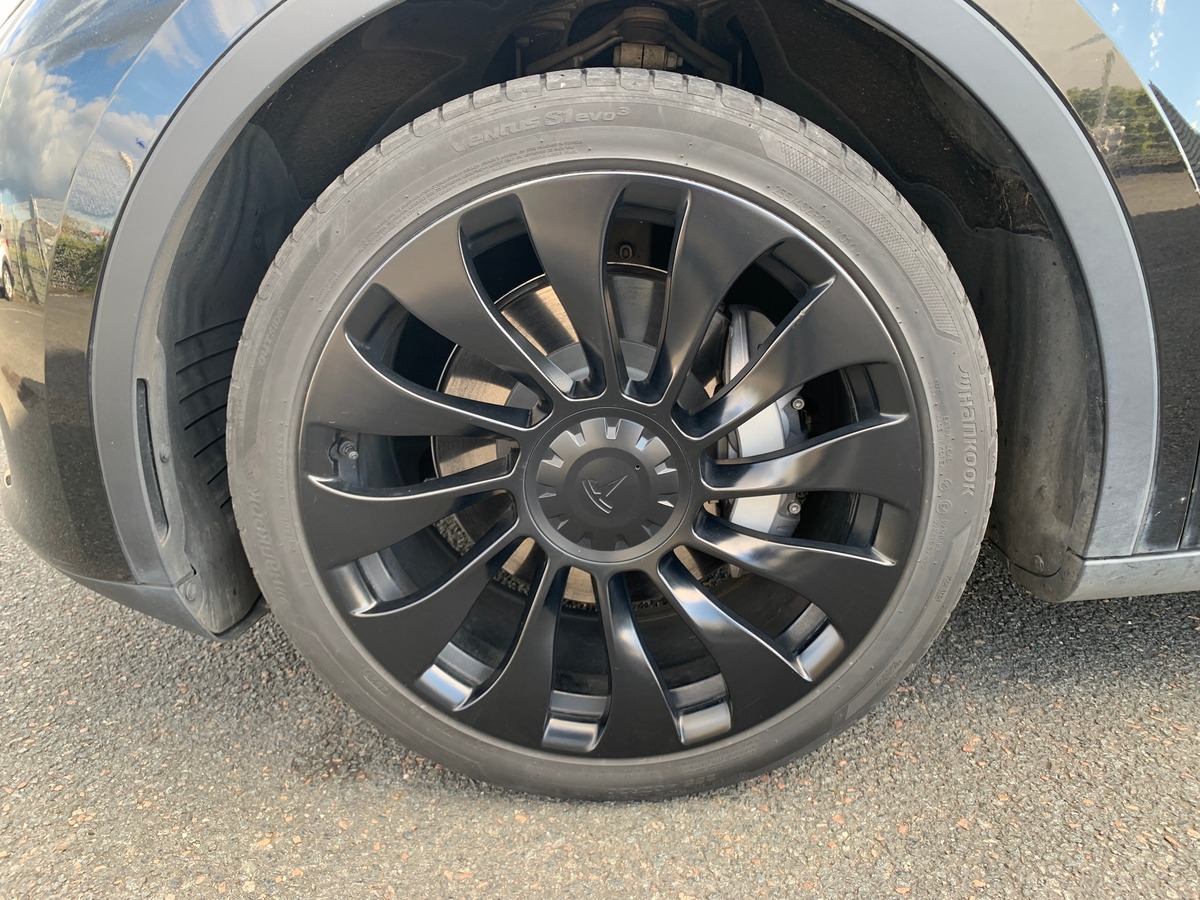 Tesla Model Y 275 chevaux | Premiére MAIN | Standard | Toit panoramique | Cuir | Siéges électriques