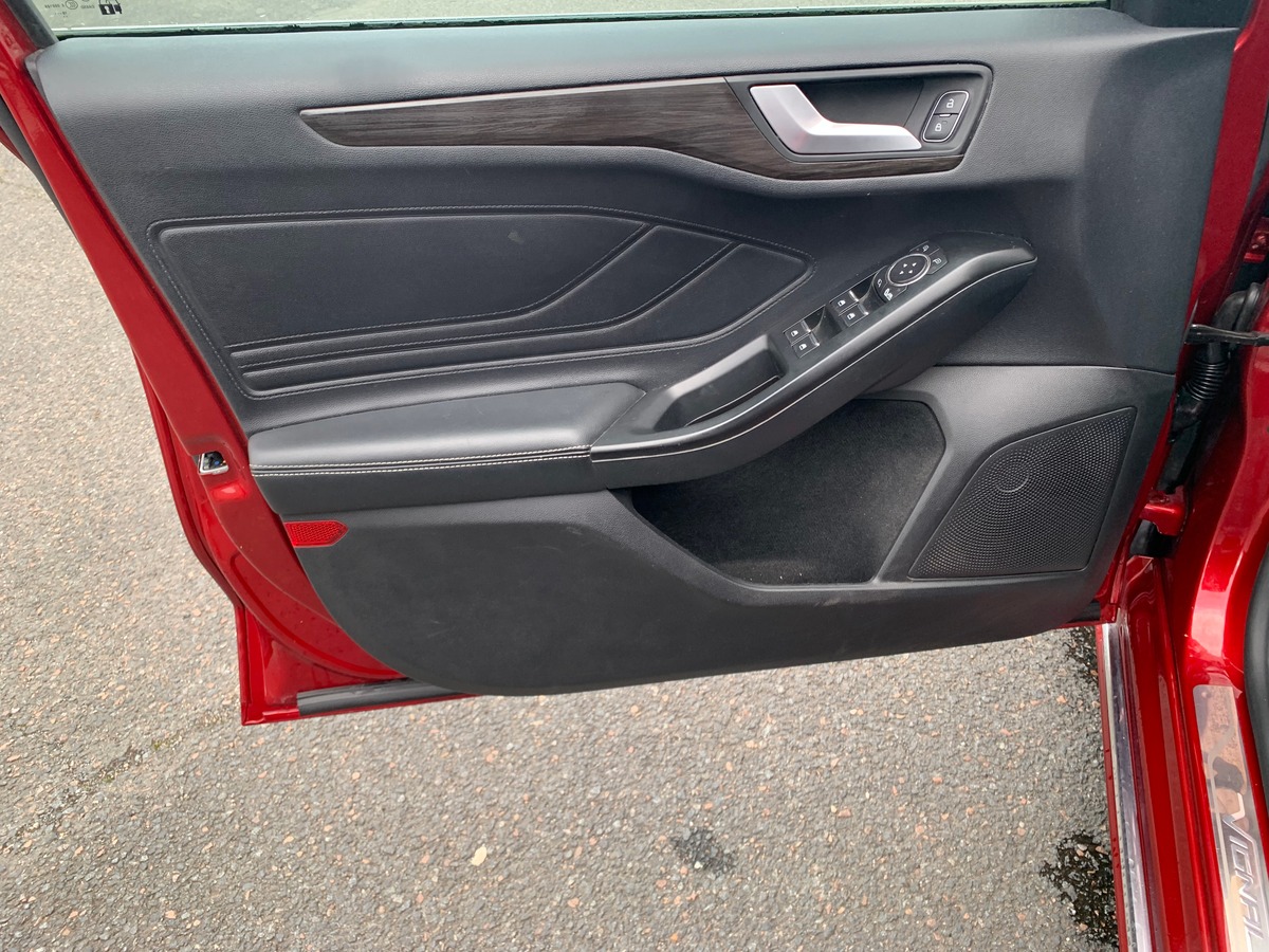 Ford FOCUS SW 120 ch | Vignale | Toit ouvrant panoramique | Apple car play Android auto | Attelage