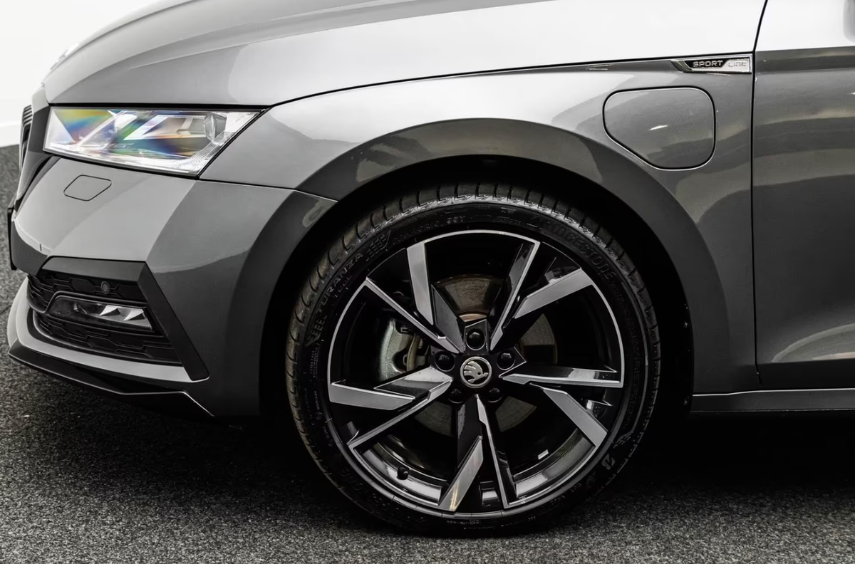 Skoda Octavia Combi IV 1.4 TSI PHEV iV 204ch Sportline DSG6e Hybride/Toit ouvrant/Feux matrix