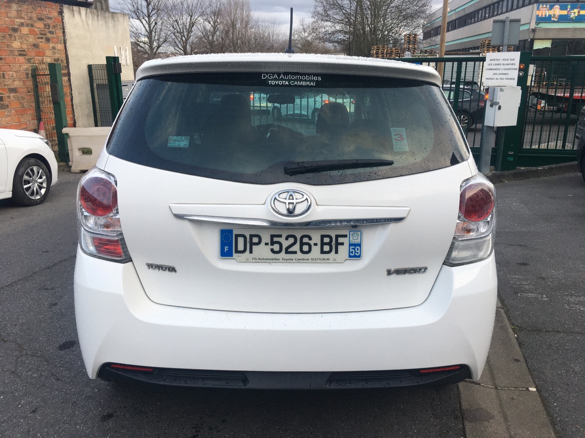 Toyota Verso 2.0 D-4D 112 CV 1r main 4XCB
