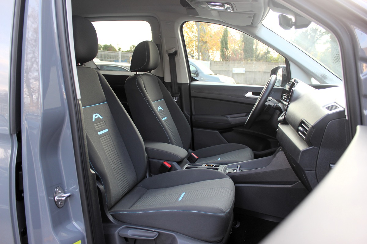 Ford Tourneo CONNECT III 2.0 ECOBLUE 122 ch  ACTIVE DSG 7 - 5 PLACES + CARPLAY