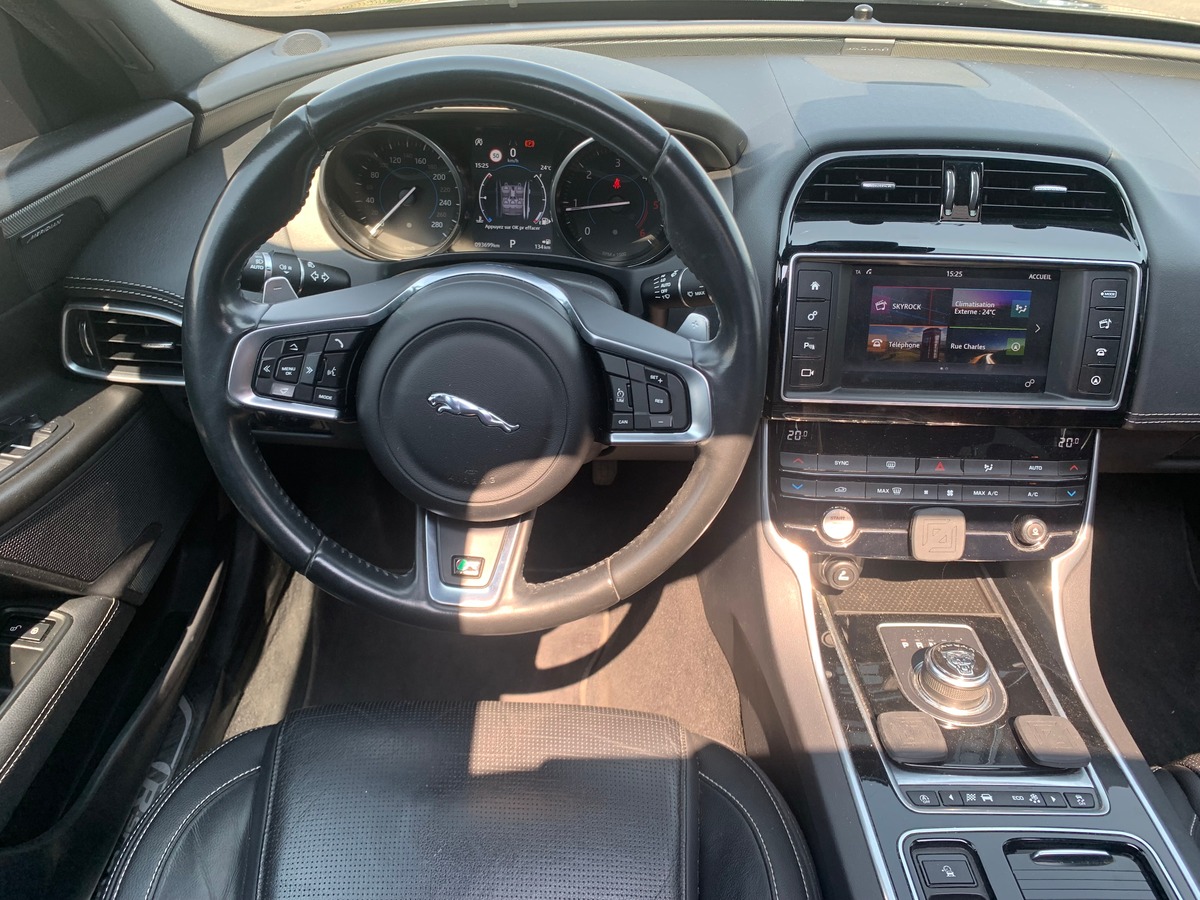 Jaguar XE 240 chevaux | R Sport | GPS | Régulateur de vitesse | Toit ouvrant | Audio MERIDIAN | Cuir