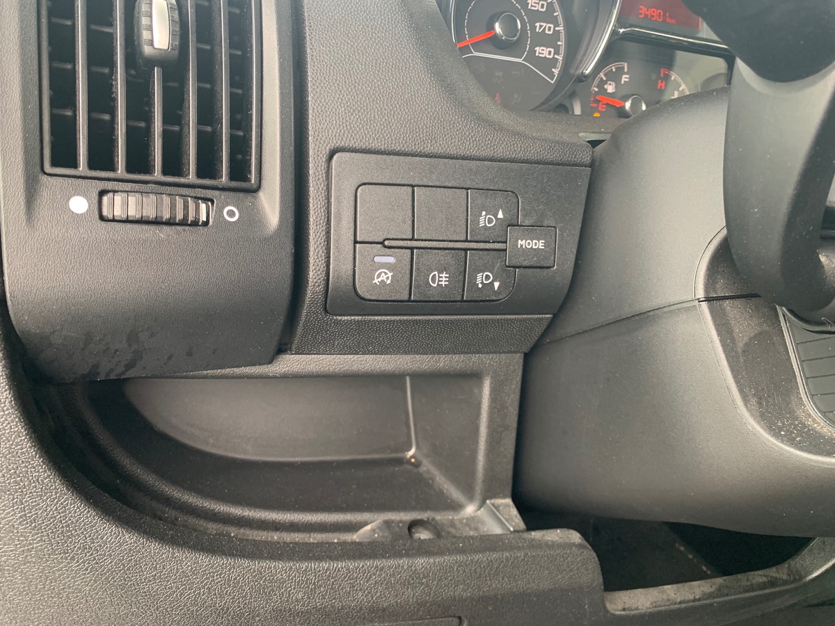 Capron A 140 ch | CAMERA DE RECUL |  LITS SUPPERPOSES | STORE EXTERIEUR | Climatisation manuelle