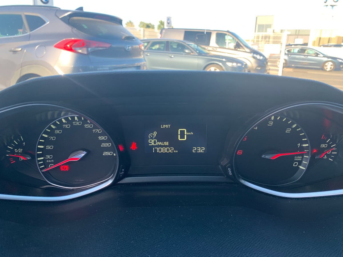 Peugeot 308 115 chevaux | Toit panoramique | Régulateur de vitesse | GPS | Attelage