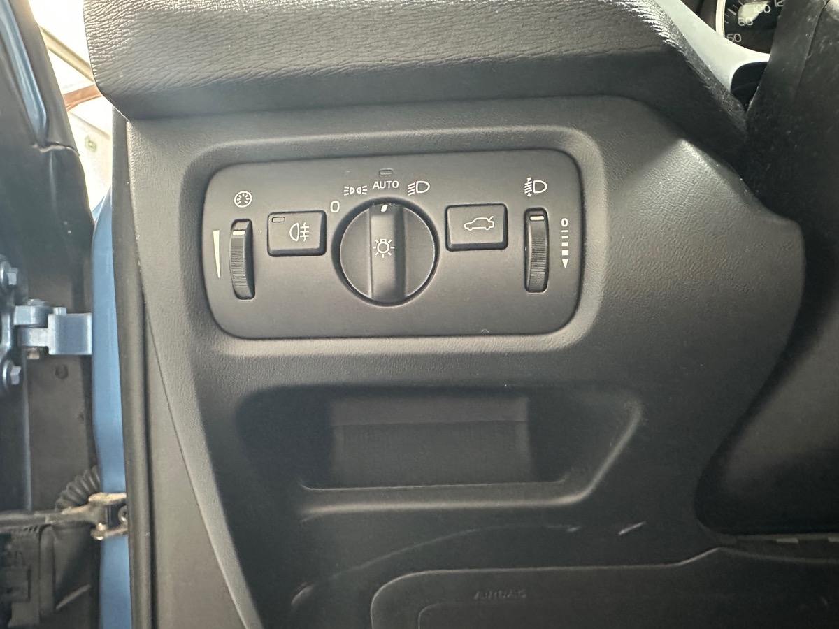Volvo V40 T2 120CH MOMENTUM BVM6 ENTRETIEN COMPLET VOLVO / 1 ÈRE MAIN