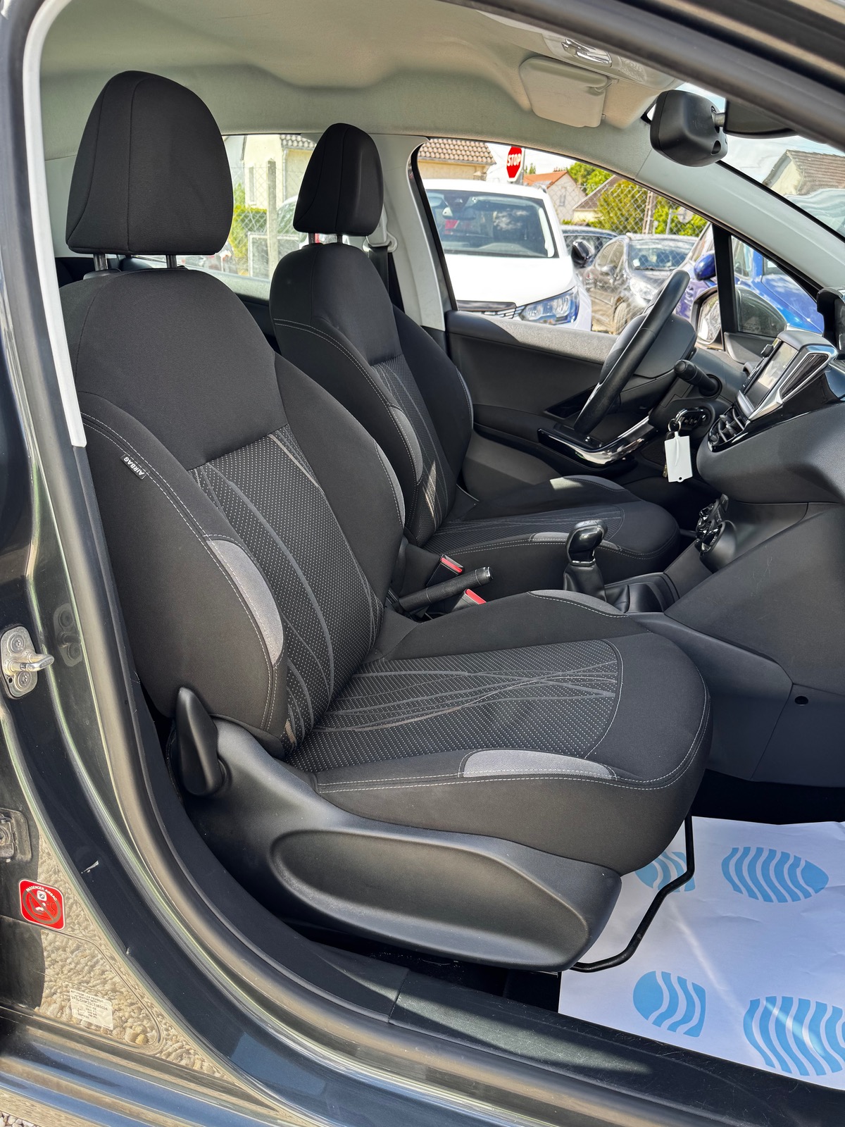 Peugeot 208 1.2 VTi 82 CV BVM5 ALLURE DISTRIBUTION FAITE  / SUIVI CONCESSION