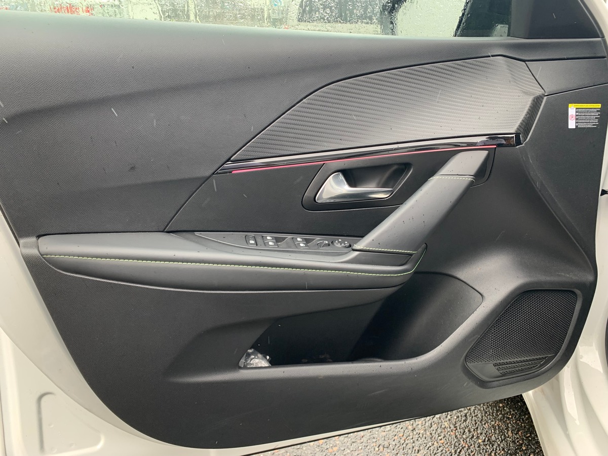 Peugeot 208 130 | GT | Toit panoramique | Caméra recul | Avertisseur angles morts | Apple car play