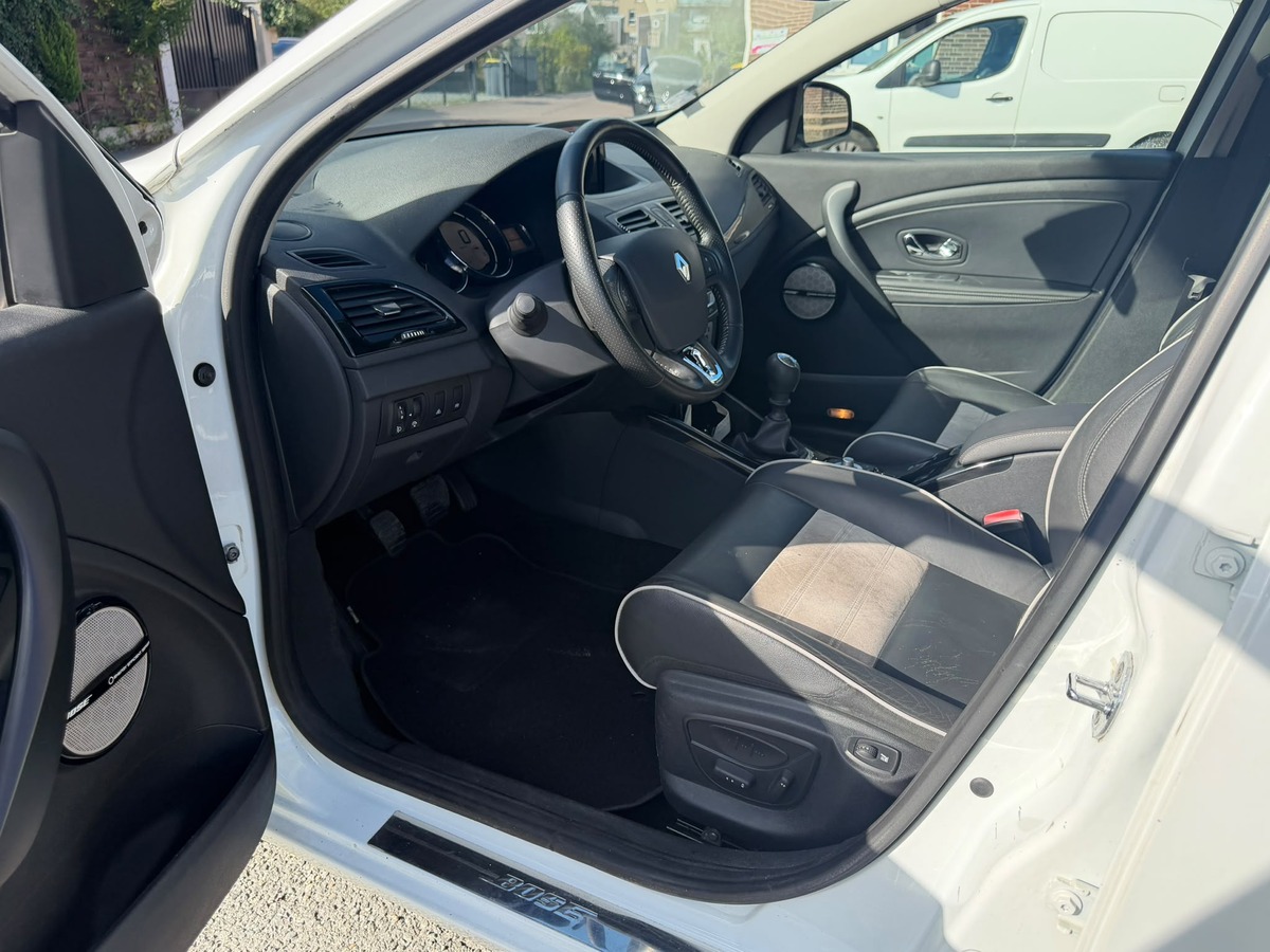 RENAULT Megane III Estate 1.5 dCi BOSE Edition-Crochet d'attelage - Distribution neuve- Garantie