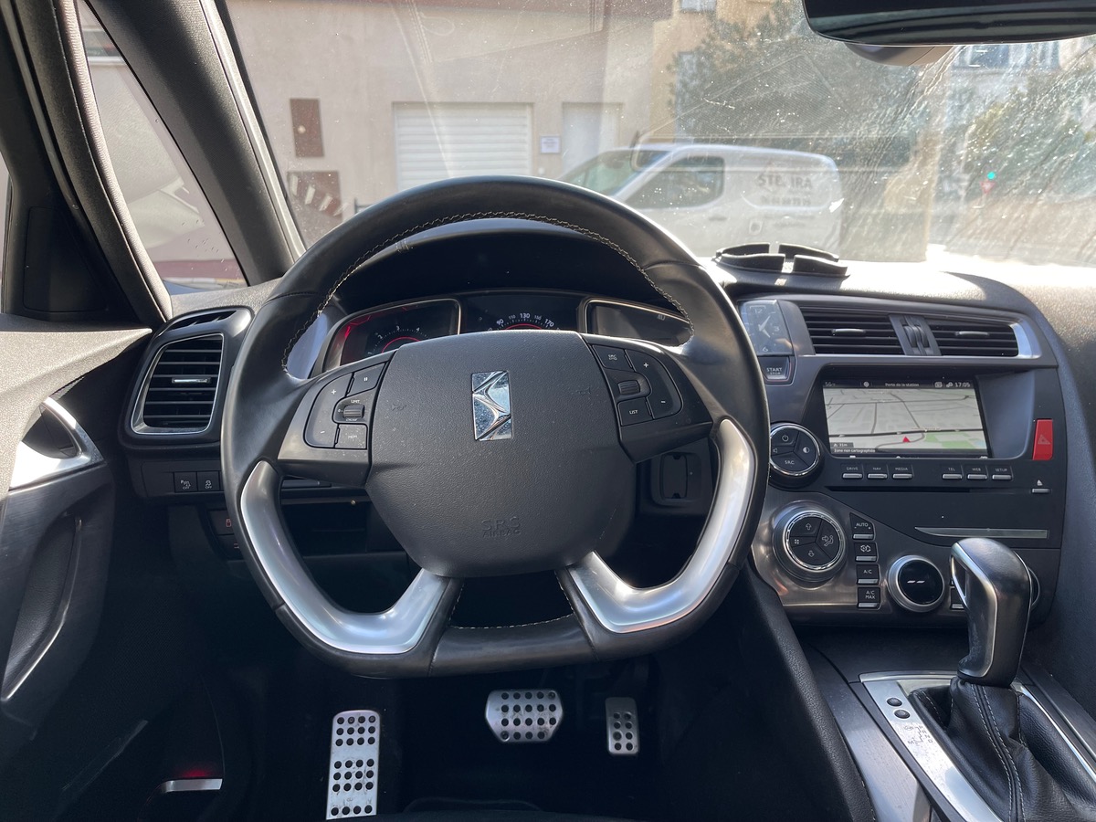DS ds5 1.6 THP 165 CV Sport Chic / Toit panoramique / Jantes Sport / Intérieur Cuir/ Caméra