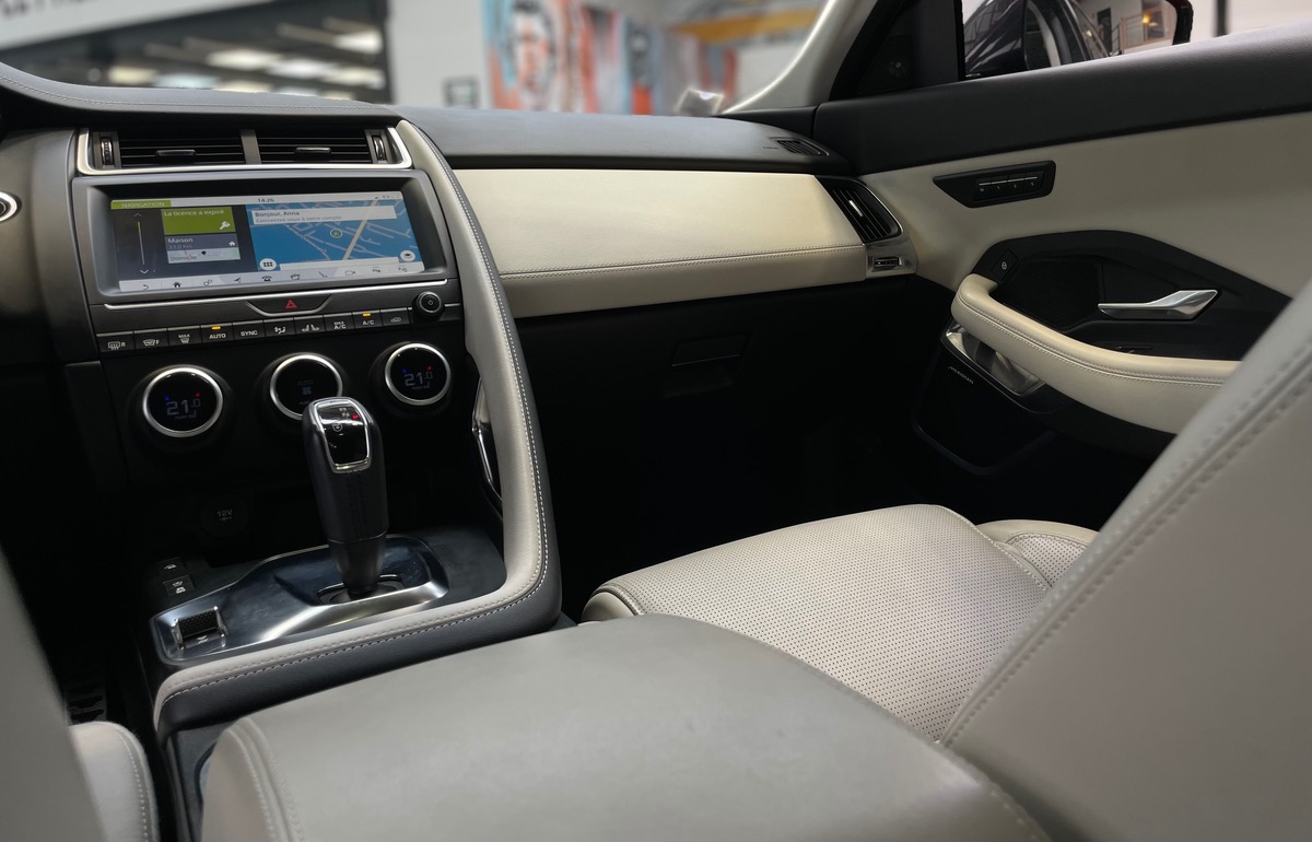 Jaguar E-Pace 2.0L P-250 AWD R-DYNAMIC HSE - TOIT PANO/VOLANT CHAUFFANT