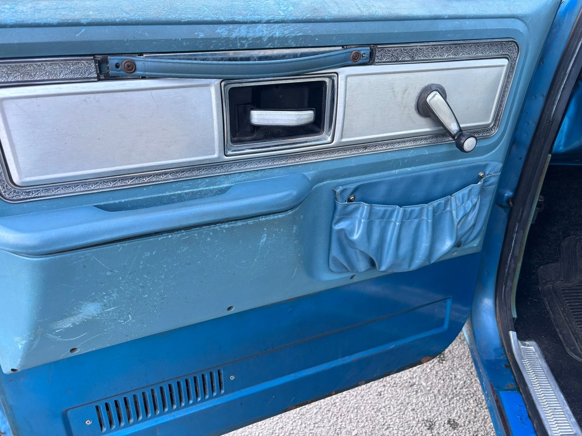 Chevrolet Suburban 7.4 V8 454 (C/R) - Français - CG Collection