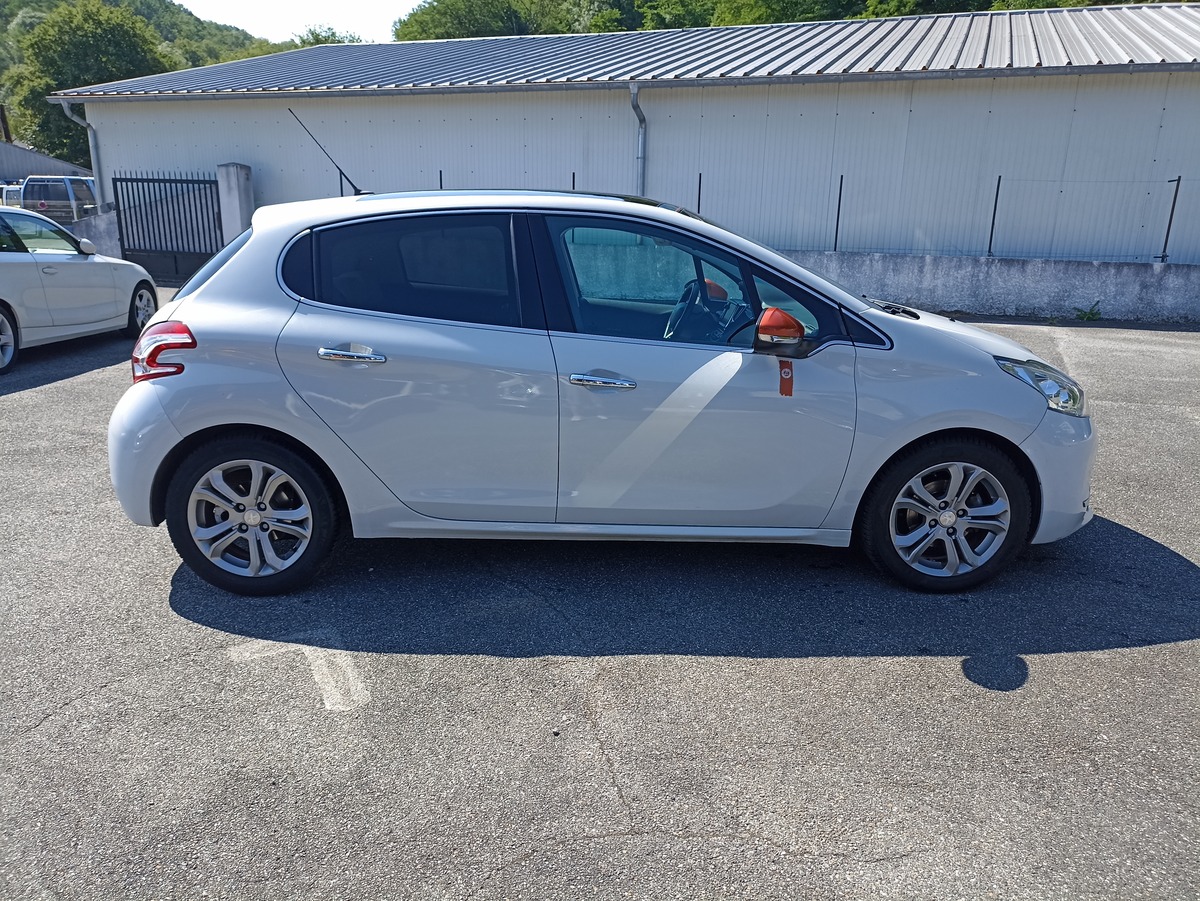 Peugeot 208 1.6 HDI 115 ROLLAND GARROS