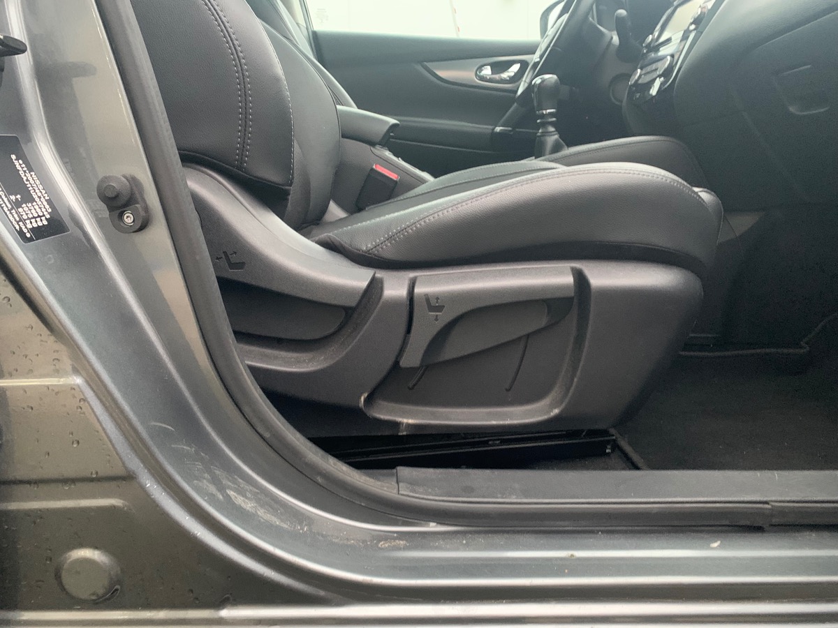 Nissan Qashqai 130 ch | Tekna | Toit Panoramique | Caméra 360° | GPS | Attelage | Barres de Toit