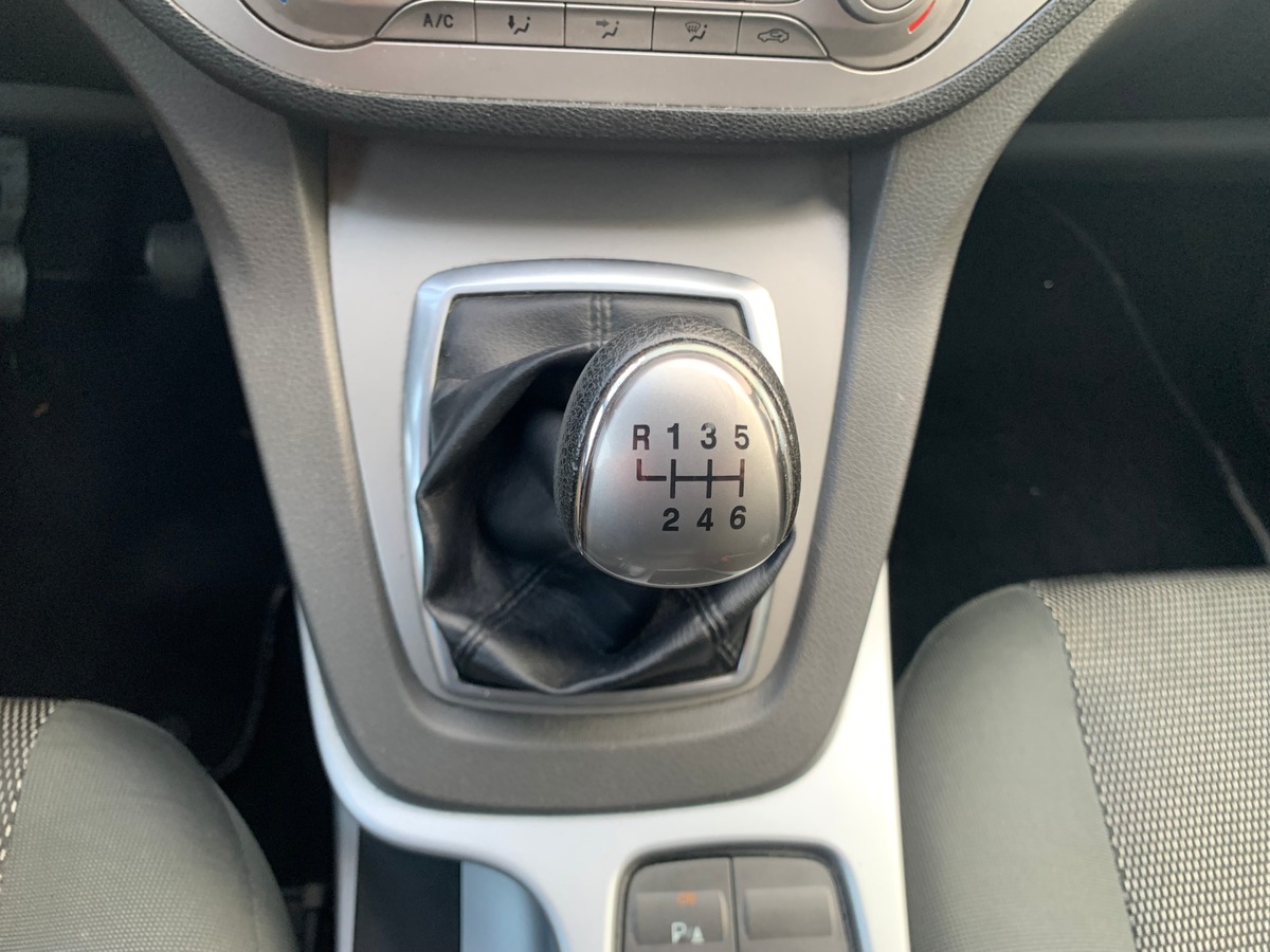 Ford Kuga 140 | TREND | Radar de stationnement avant arriére | Attelage | Climaisation | Jantes 17''