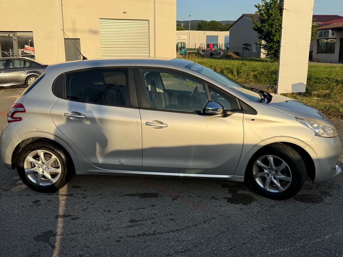 Peugeot 208 / 1.2 E-VTI 82CH / STYLE / CLIM / ÉCRAN BTT / DISTRIB + EMBRAYAGE NEUF