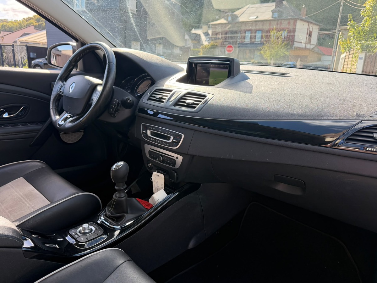 RENAULT Megane III Estate 1.5 dCi BOSE Edition-Crochet d'attelage - Distribution neuve- Garantie