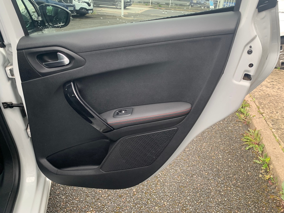 Peugeot 208 110 ch | GT Line | Régulateur de vitesse | Apple car Play Android Auto