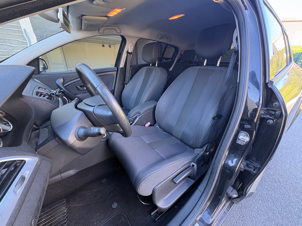 RENAULT Megane III - 1.9DCI 130CH - CARMINAT TOMTOM