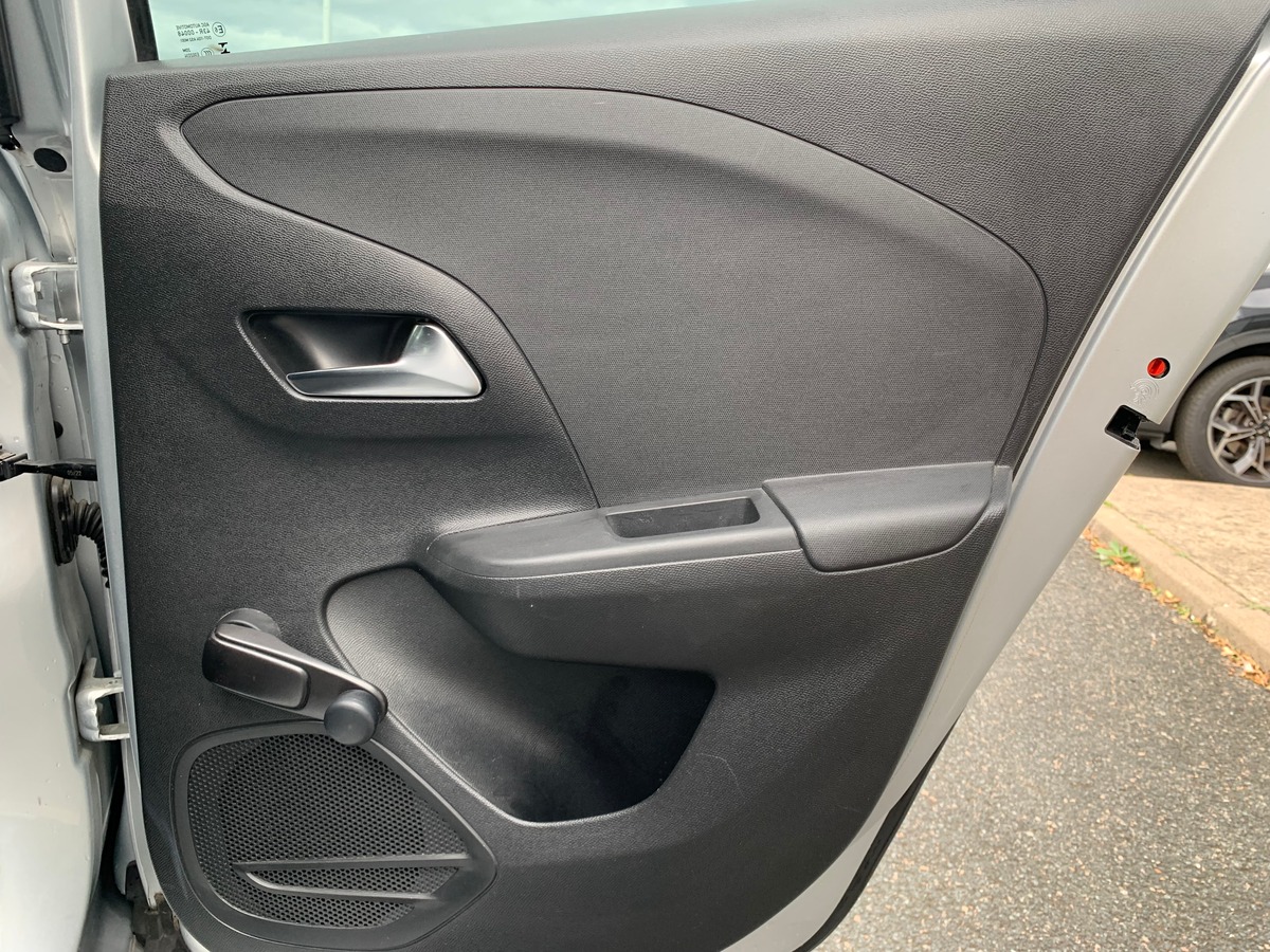 Opel Corsa 100 | Apple car play | Régulateur vitesse | | Reconnaissance des panneaux | Climatisation