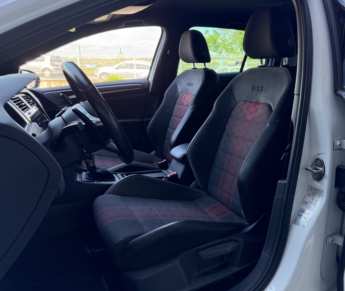 Volkswagen Golf VII - TCR / CarVertical / Echappement Akrapovic / Apple Carplay / Caméra