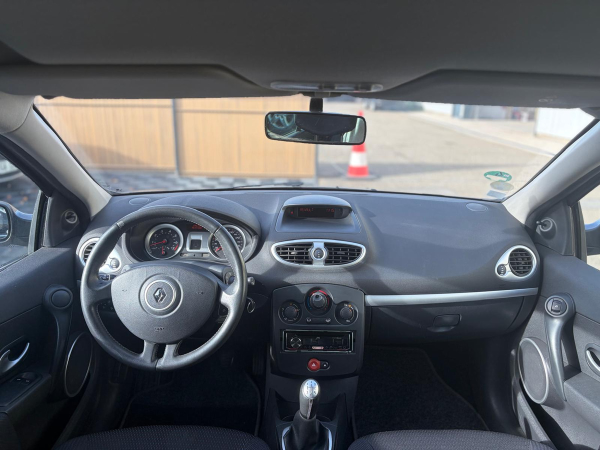 RENAULT Clio III 1.2 75 ch - IDEAL JEUNE PERMIS - CLIMATISATION - BLUETOOTH - PRISE USB