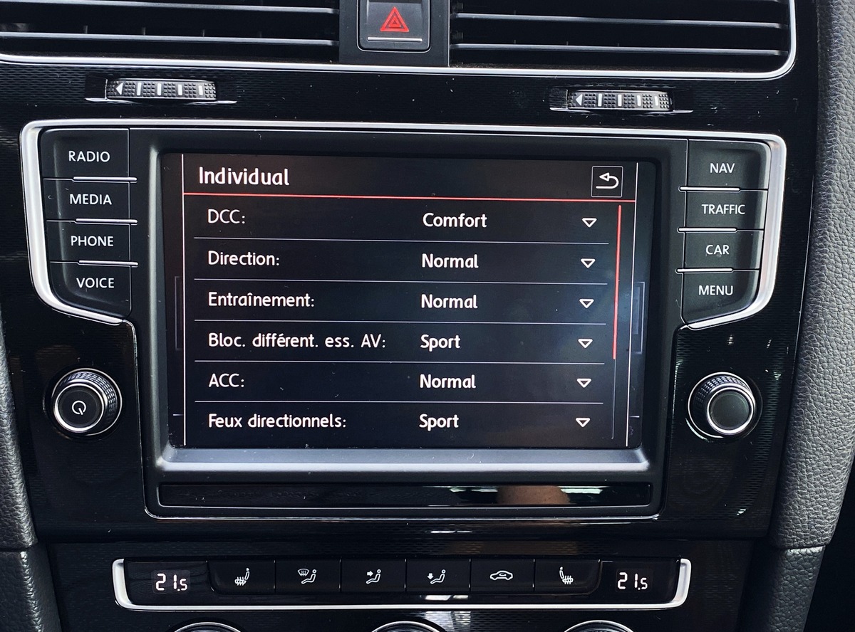 Volkswagen Golf VII 2.0 TSI 230ch GTI PERFORMANCE DSG6 5P / DCC / TO PANO / ACC / DYNAUDIO / CARPLAY
