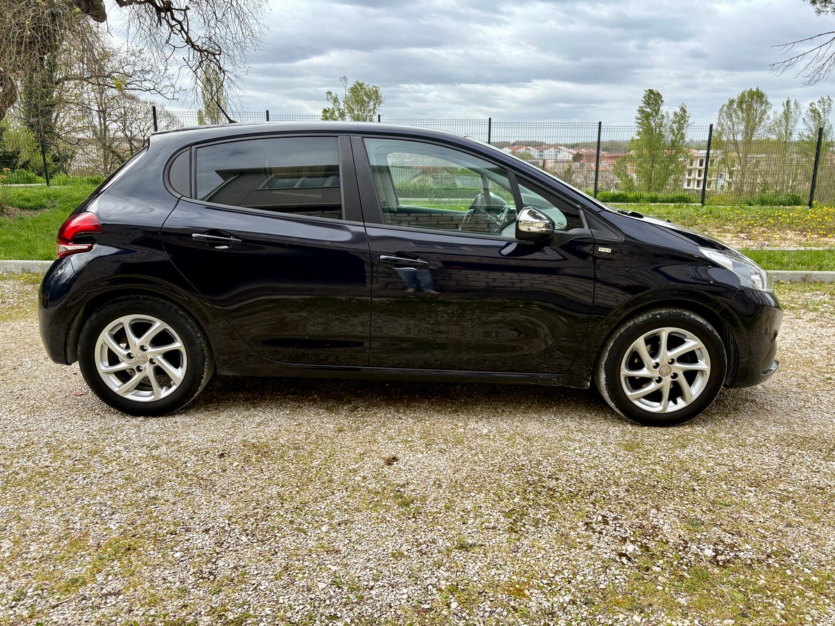 Peugeot 208 VTI - 82CH - STYLE - DISTRIBUTION OK