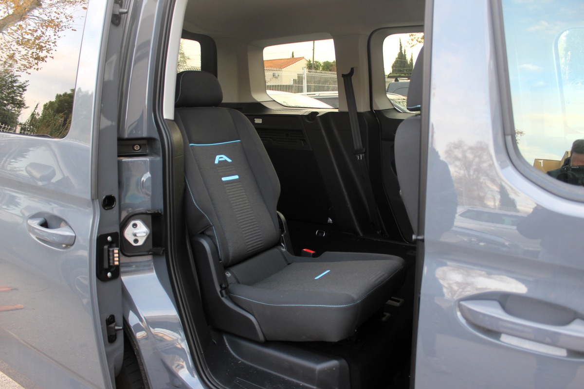 Ford Tourneo CONNECT III 2.0 ECOBLUE 122 ch  ACTIVE DSG 7 - 5 PLACES + CARPLAY