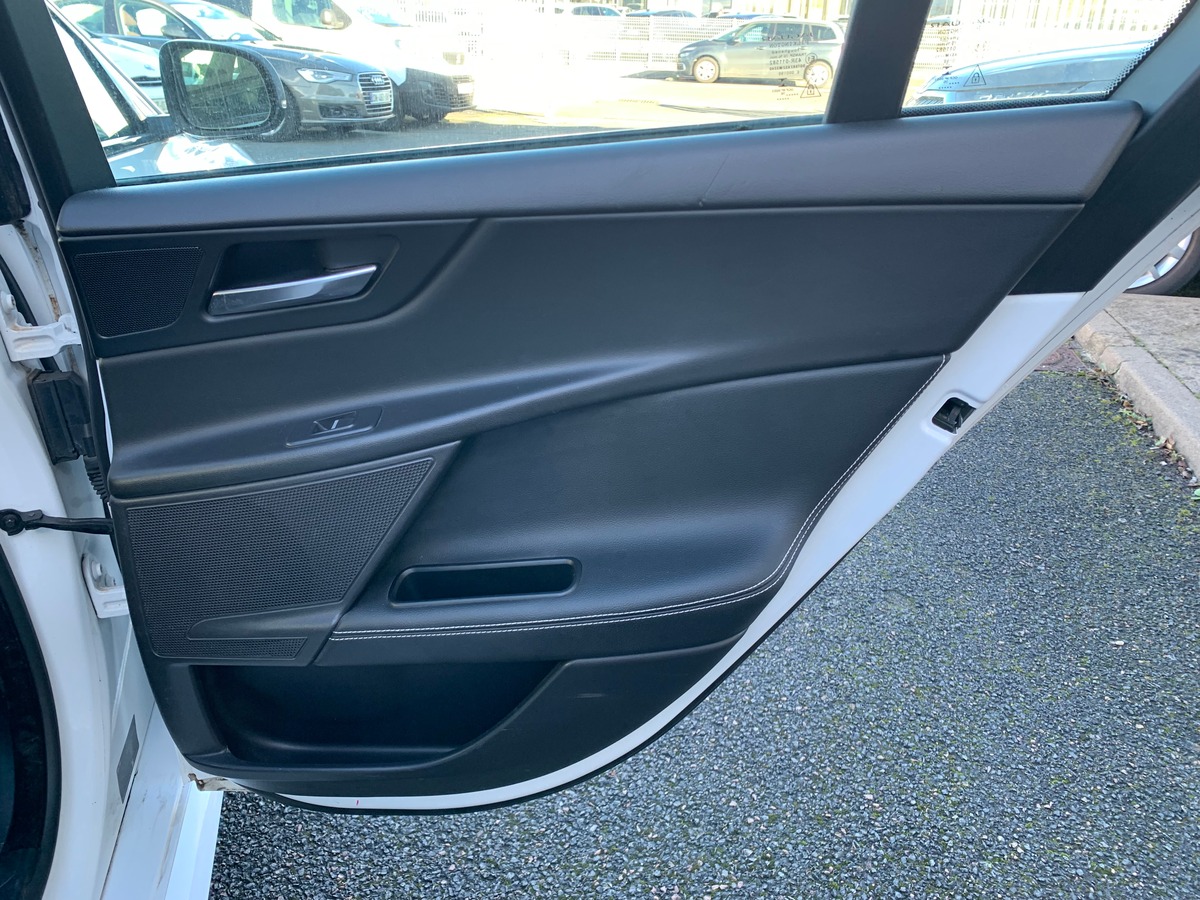 Jaguar XE 180 ch | Intérieur cuir | Toit ouvrant | Caméra de recul | GPS | Bluetooth