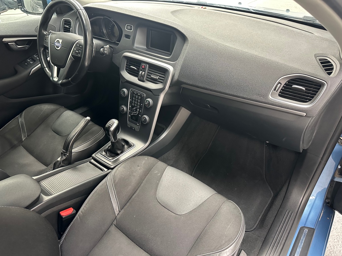 Volvo V40 T2 120CH MOMENTUM BVM6 ENTRETIEN COMPLET VOLVO / 1 ÈRE MAIN