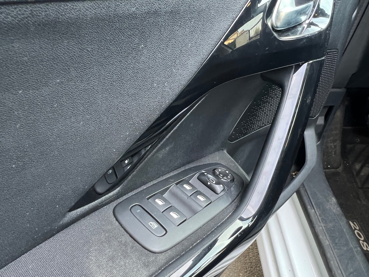 Peugeot 208 Phase 2 Allure 1.2 Puretech 110
