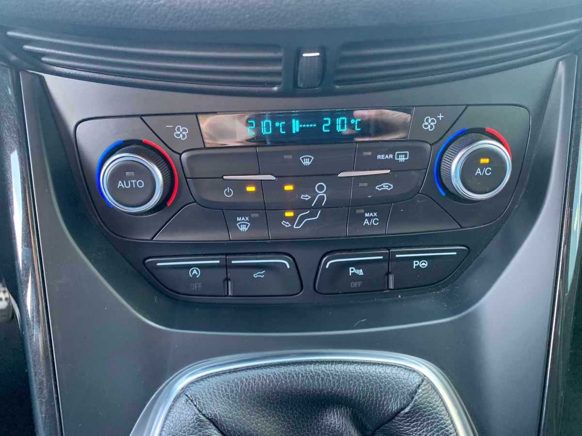 Ford Kuga 120 chevaux | St-Line | Caméra de recul | Attelage | GPS | Coffre assisté électriquement