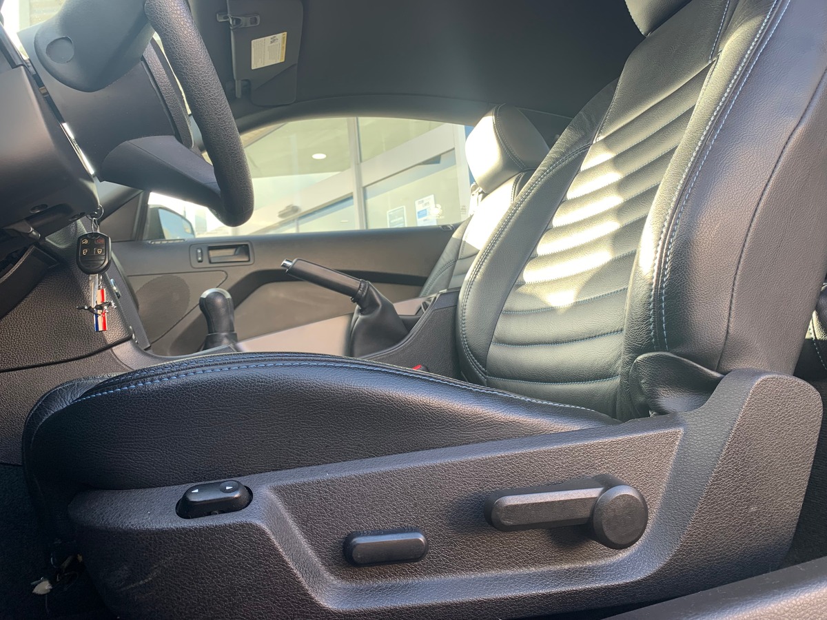 Ford Mustang 304 chevaux | V6 3.7L | Intérieur CUIR | Couleur Bleu Kona | Boite manuelle 6 vitesses