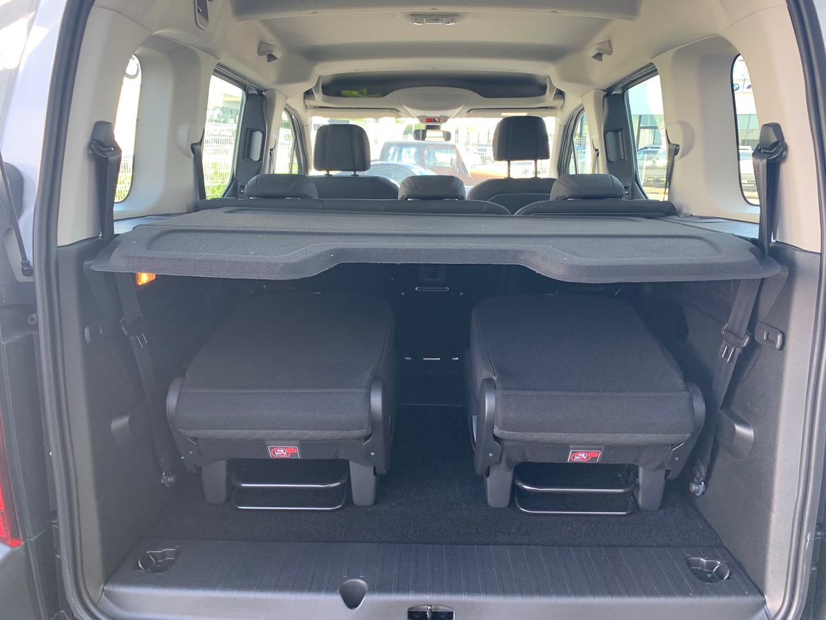 Peugeot Rifter 102 ch | Allure | 7 places | GPS | Roue de secours | Radar de stationnement arriére