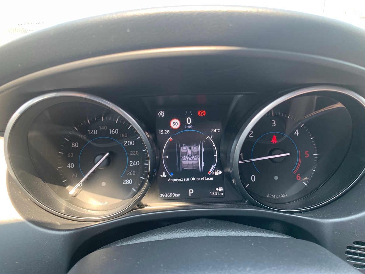 Jaguar XE 240 chevaux | R Sport | GPS | Régulateur de vitesse | Toit ouvrant | Audio MERIDIAN | Cuir