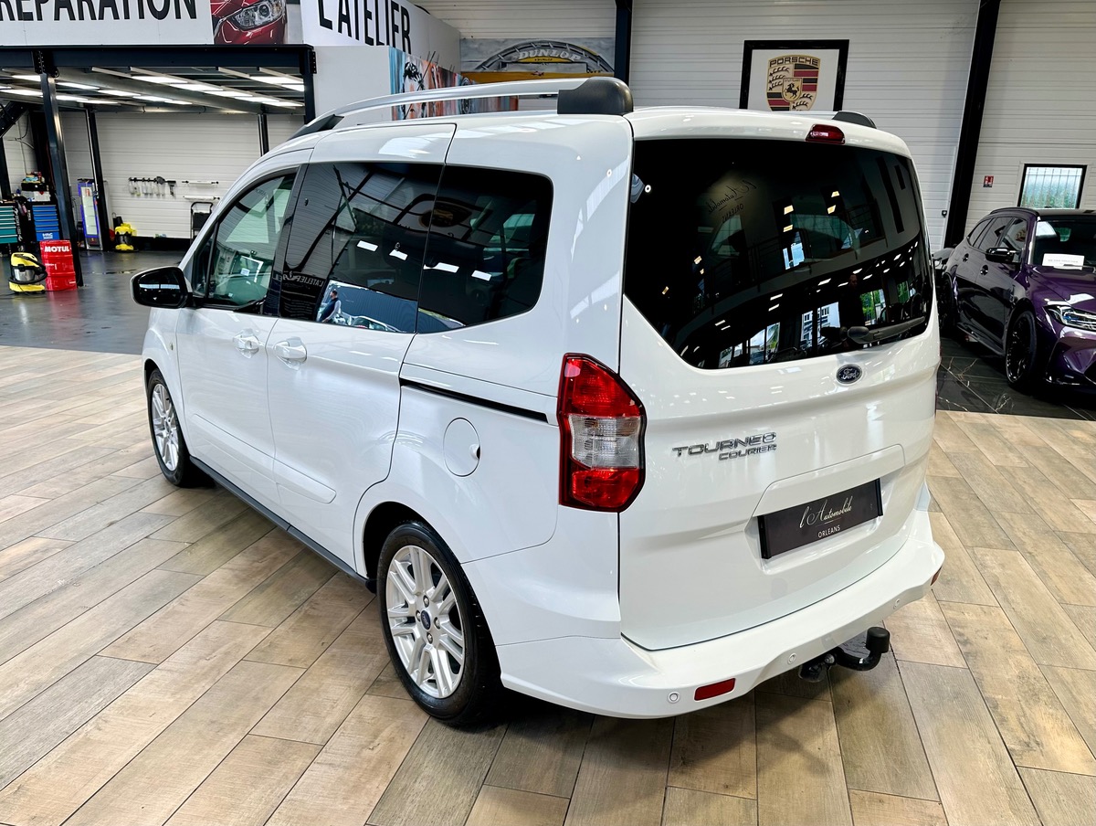 Ford Tourneo Courier (2) 1.5 TDCi 100 Titanium BVM6 + Attelage h