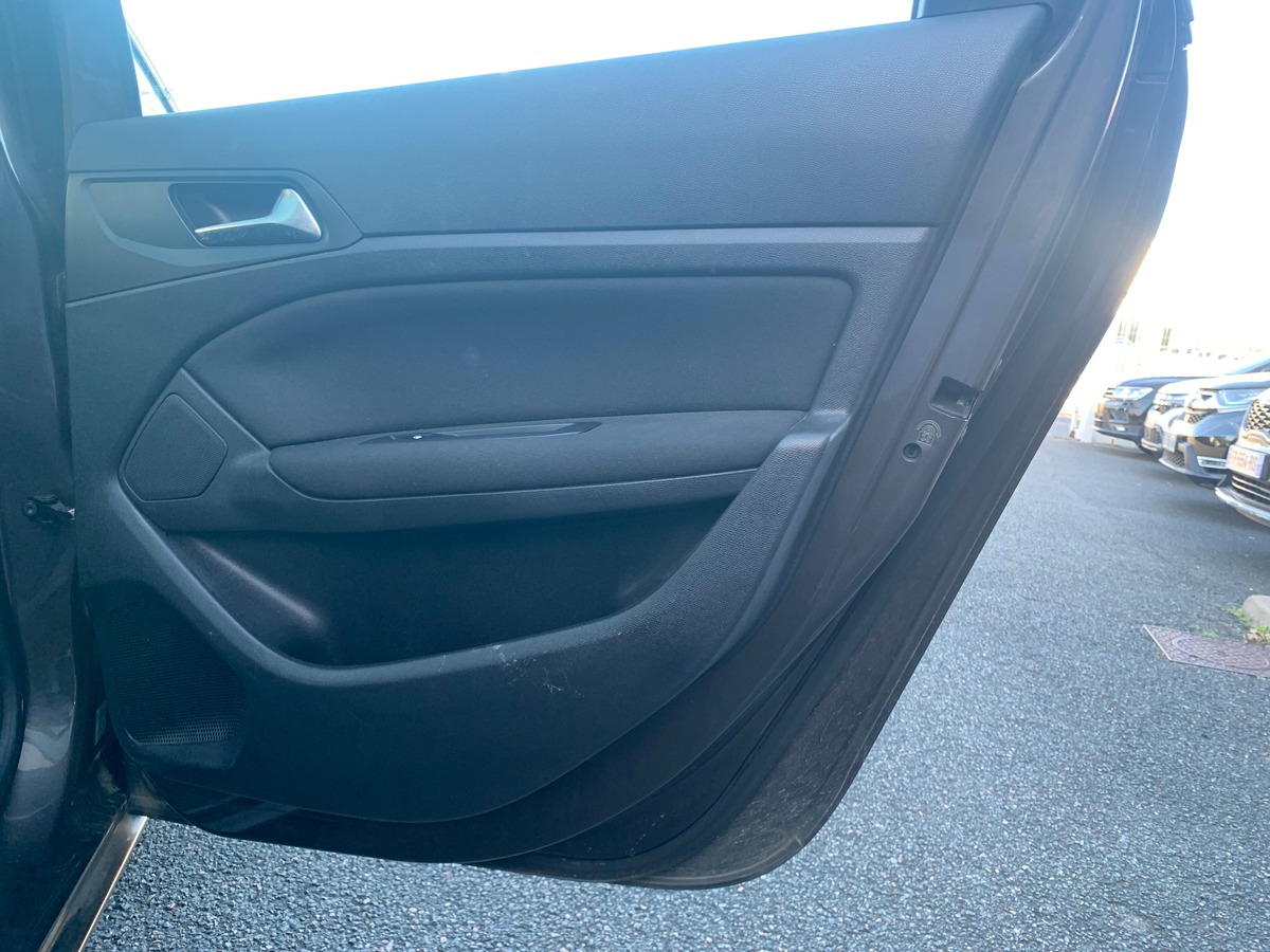 Peugeot 308 115 chevaux | Toit panoramique | Régulateur de vitesse | GPS | Attelage