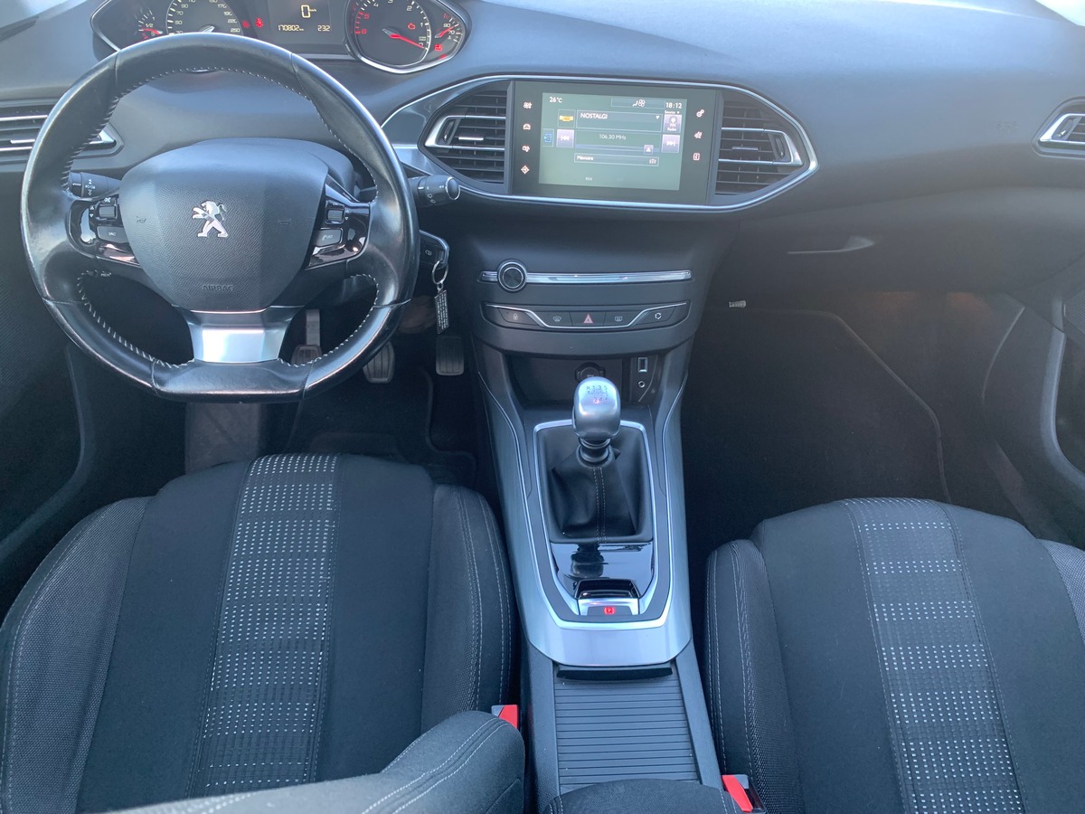 Peugeot 308 115 chevaux | Toit panoramique | Régulateur de vitesse | GPS | Attelage