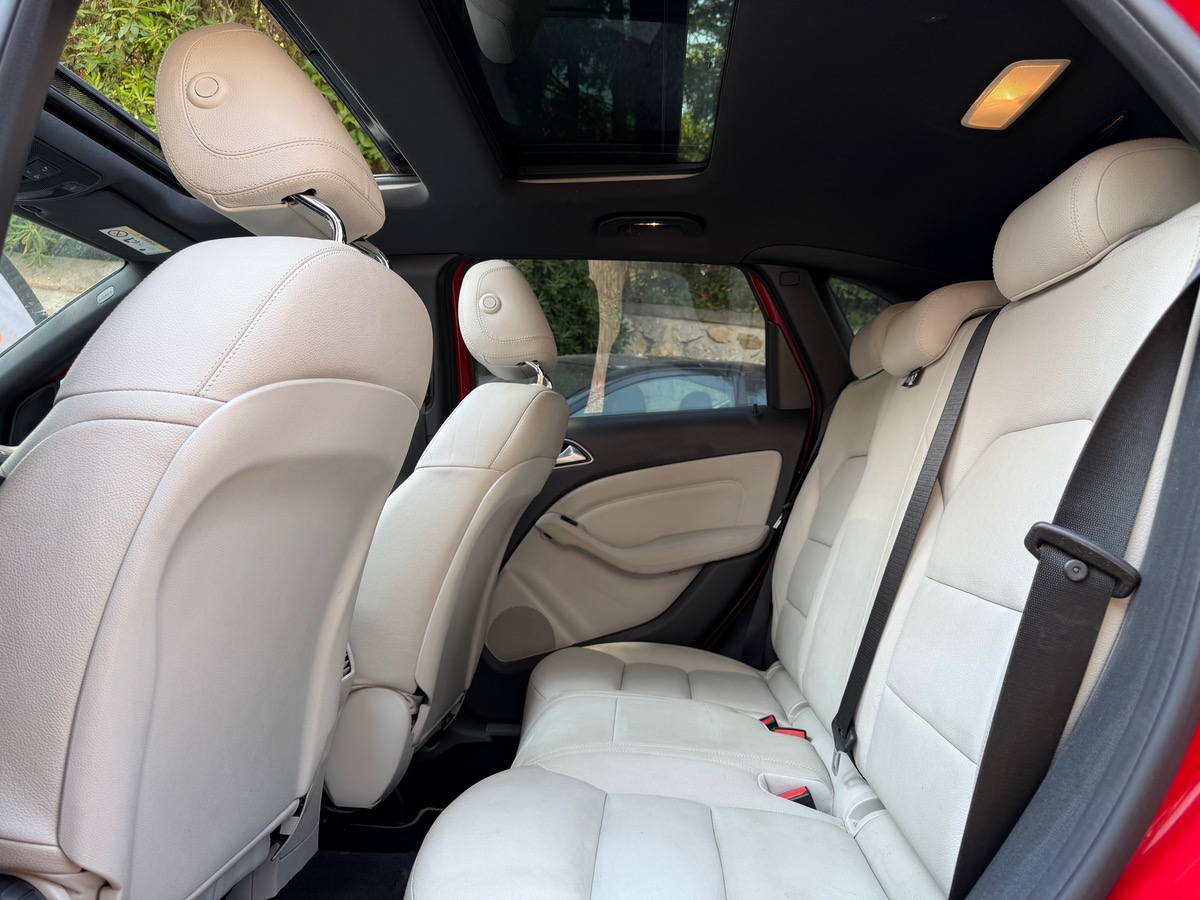 Mercedes Benz CLASSE B 180 1.5 CDI 109 CV / Pack AMG Fascination / Toit Ouvrant /  Intérieur Cuir