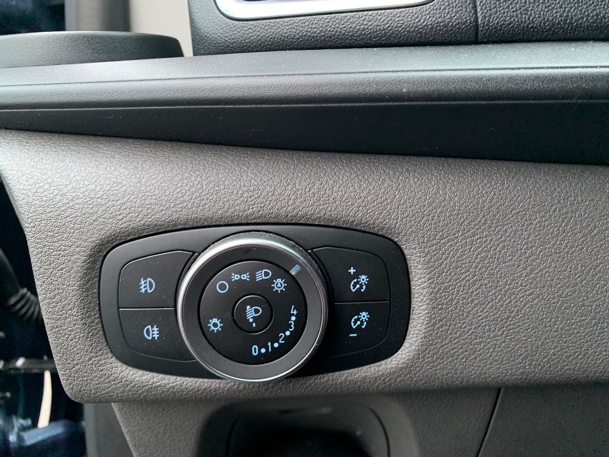 Ford TRANSIT CUSTOM FG 280 L1H1 2.0 130 LIMITED | Marches pieds | Attelage | Régulateur vitesse