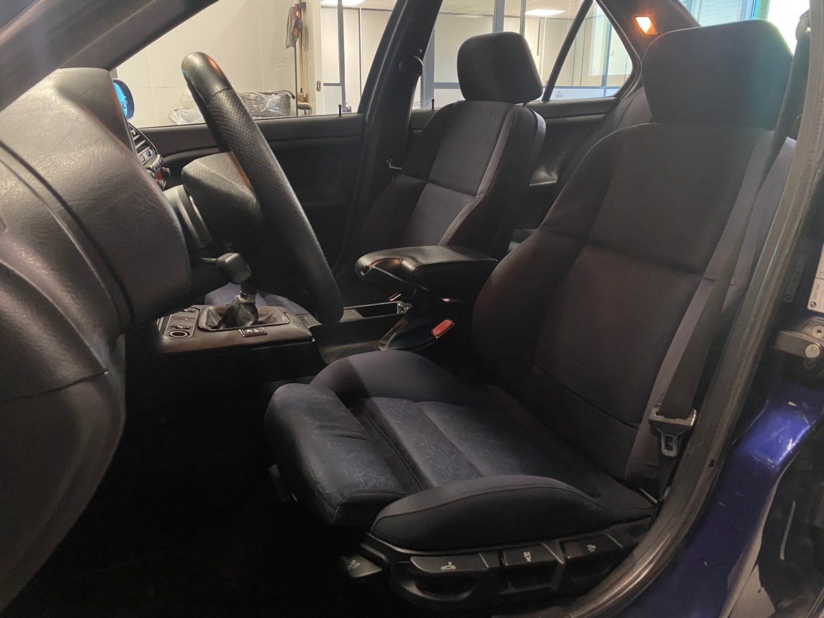 Bmw Série 3 E36 328i Berline Pack M individuel 193cv Toit Ouvrant