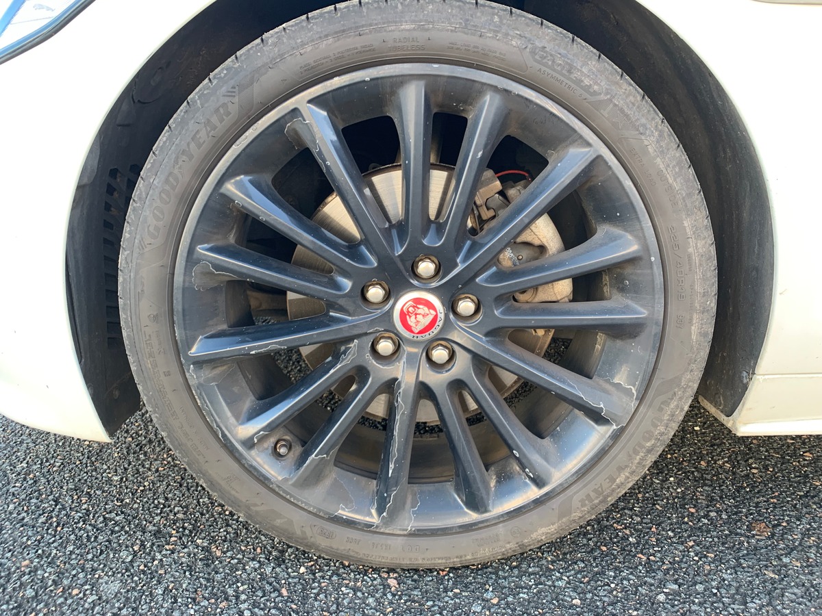 Jaguar XE 180 ch | Intérieur cuir | Toit ouvrant | Caméra de recul | GPS | Bluetooth