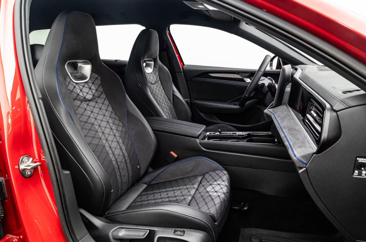 Volkswagen Passat SW VIII 2.0 TDI EVO 200ch R-Line 4Motion DSG7/Chili Red/Attelage/Matrix