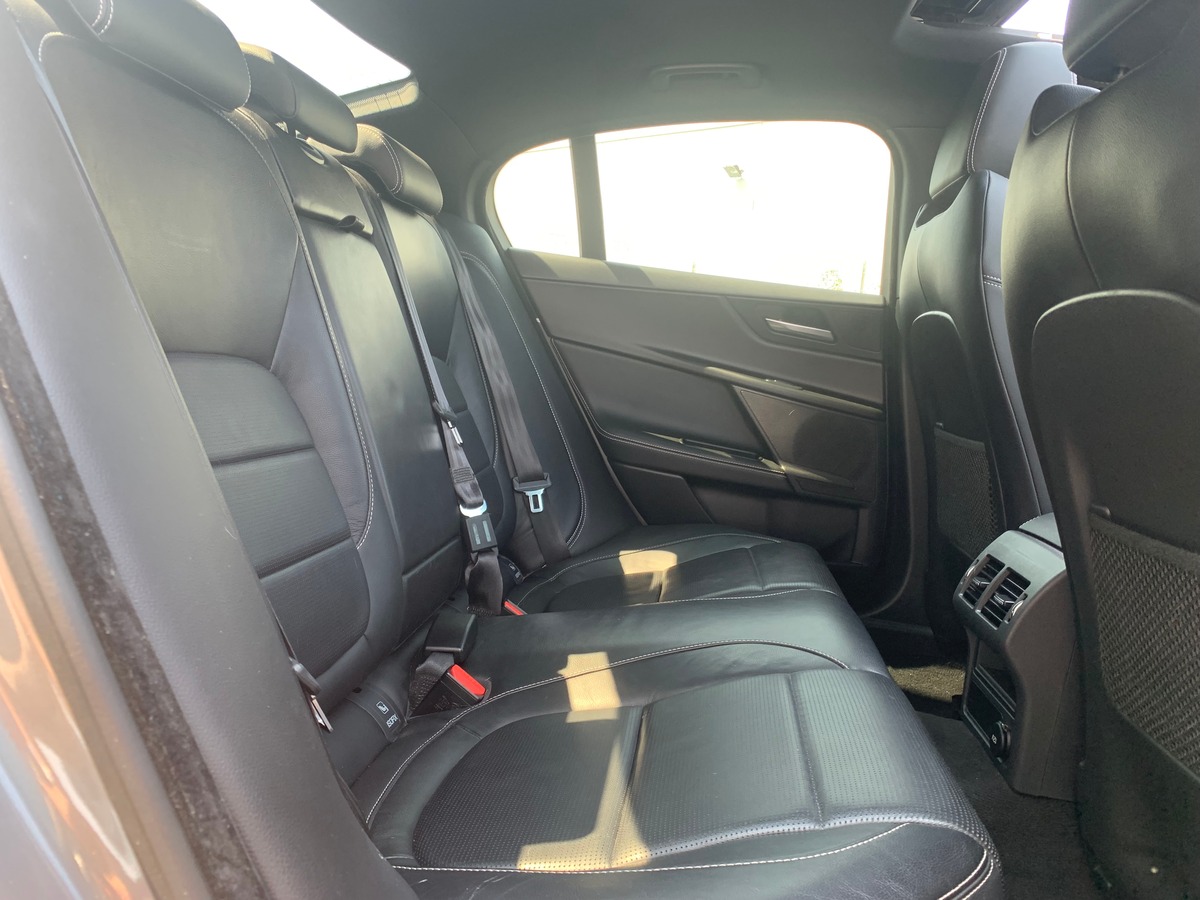 Jaguar XE 240 chevaux | R Sport | GPS | Régulateur de vitesse | Toit ouvrant | Audio MERIDIAN | Cuir