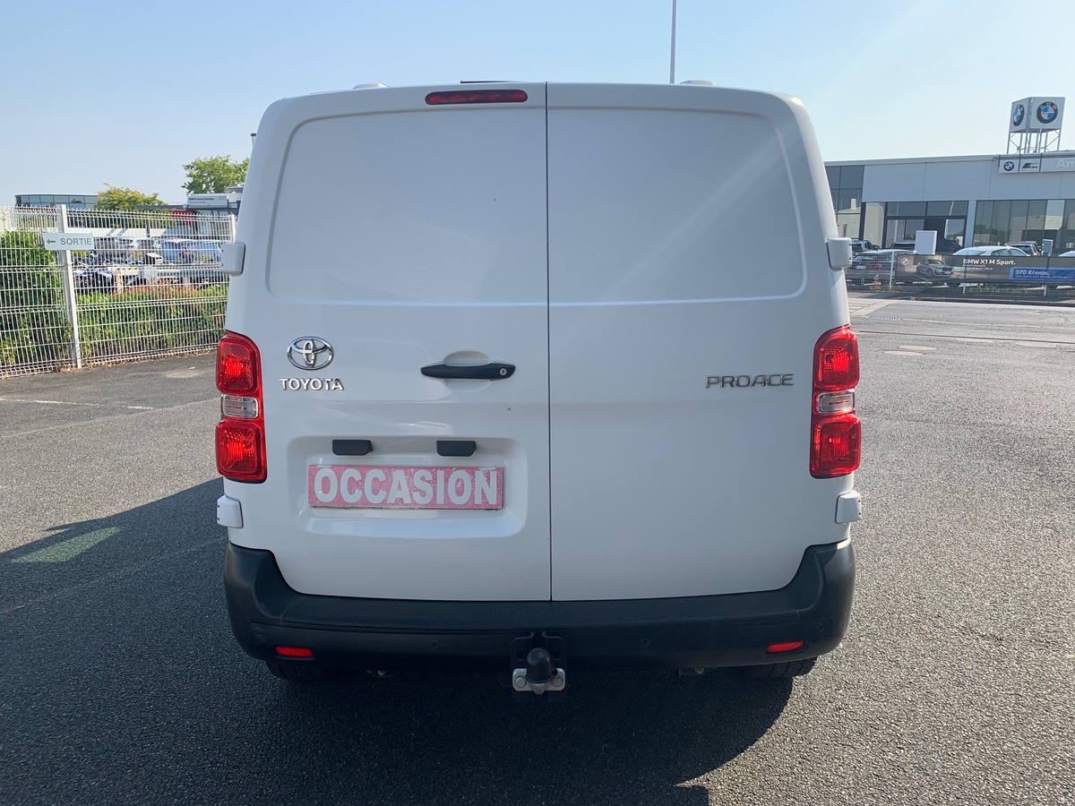 Toyota ProAce 122 ch | Business | Medium | 3 Places | Régulateur vitesse | GPS | Bluetooth | Radar