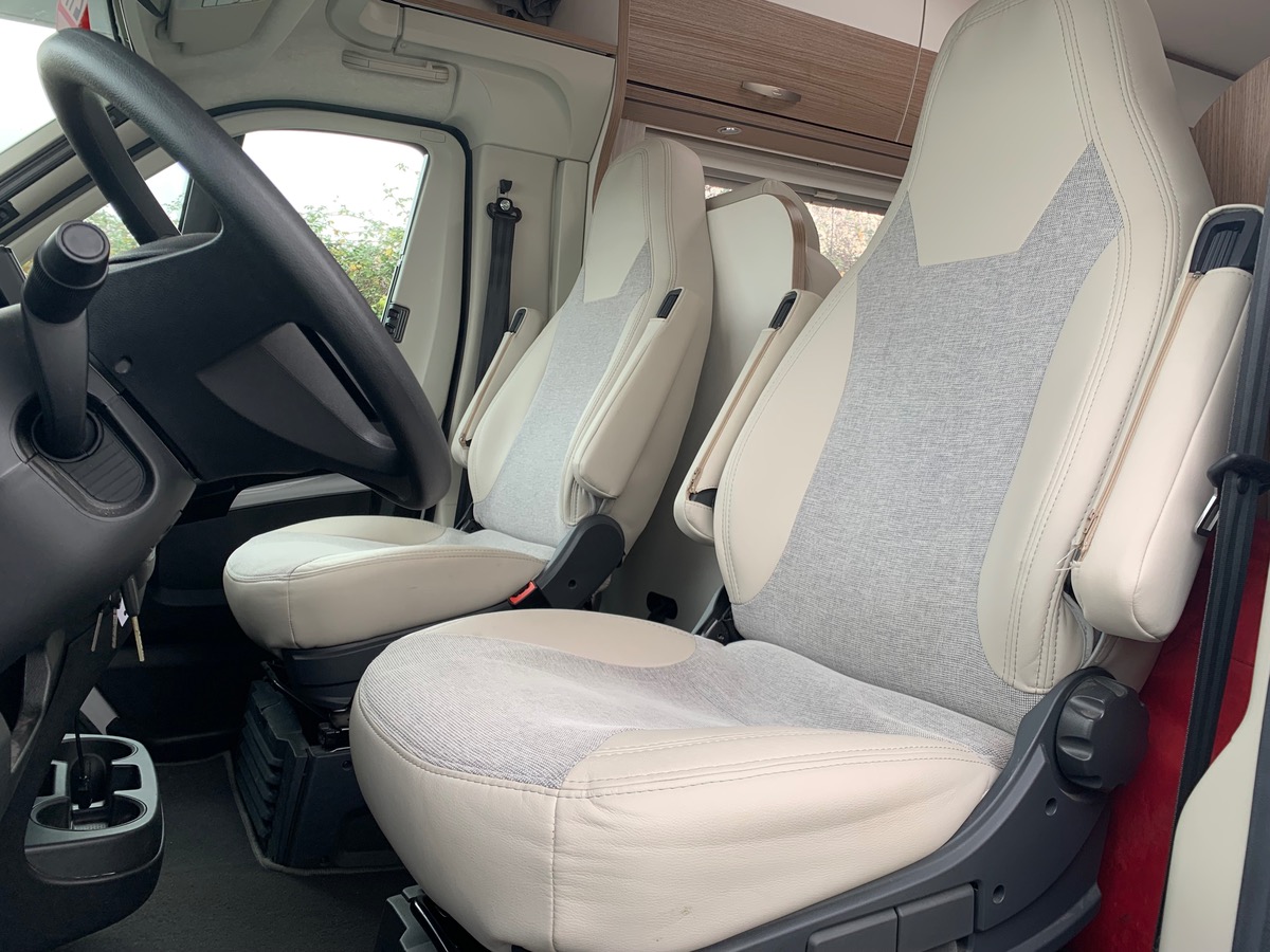 Capron A 140 ch | CAMERA DE RECUL |  LITS SUPPERPOSES | STORE EXTERIEUR | Climatisation manuelle