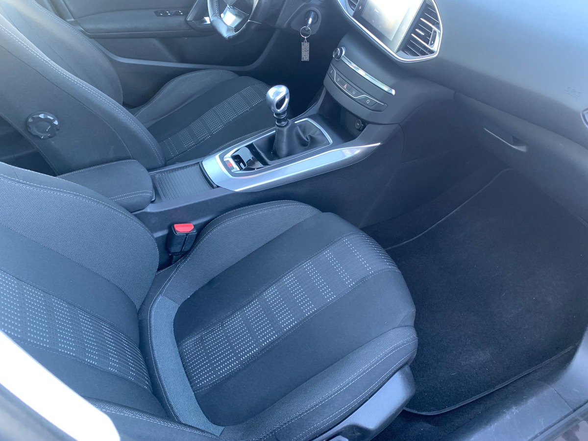Peugeot 308 115 chevaux | Toit panoramique | Régulateur de vitesse | GPS | Attelage