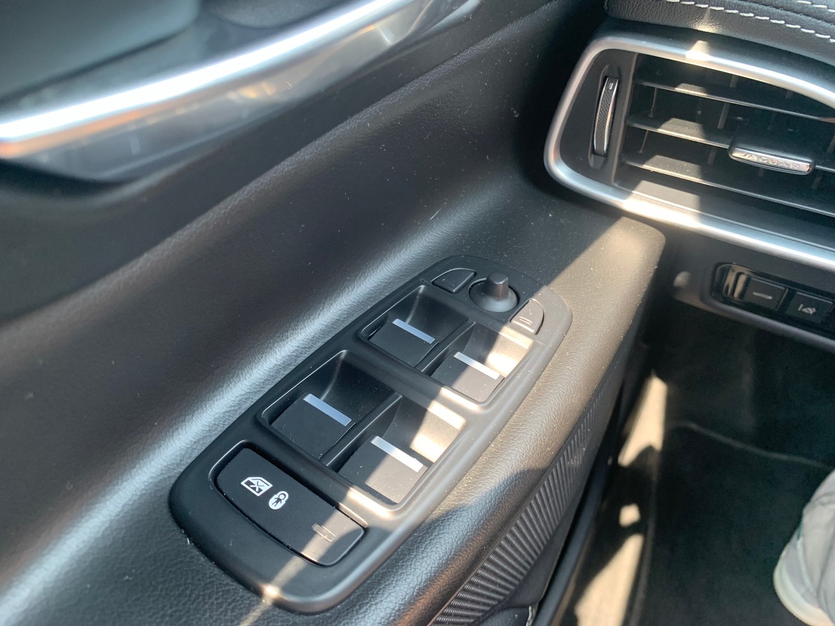 Jaguar XE 240 chevaux | R Sport | GPS | Régulateur de vitesse | Toit ouvrant | Audio MERIDIAN | Cuir